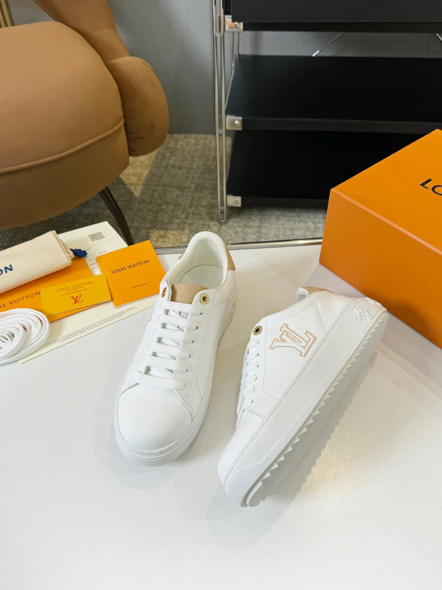 Men's Men's Shoes 💰💰660 Women's LV [Beverly Hills Sports Shoes Series] This Beverly Hills sports shoes are made of grained cow leather with Damier pattern, echoing the current season's leather goods series. The thick rubber outsole is lightweight, and an embossed Louis Vuitton logo adds a branding touch. Padded insole and technical fabric lining enhance comfort.  Detailed Features ♛ Embossed grained cowhide leather ♛ Ultra-lightweight rubber outsole ♛ Louis Vuitton logo on tongue and outsole ♛ Size: 35-40